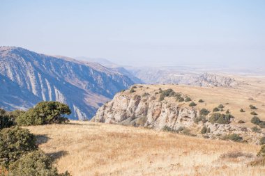 Kazakistan dağlarının gündüz, sonbahar mevsimi, seyahat konsepti manzarası   