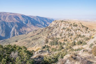 Kazakistan dağlarının gündüz, sonbahar mevsimi, seyahat konsepti manzarası   
