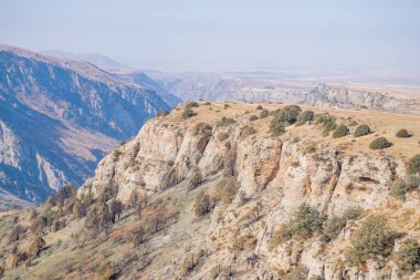 Kazakistan dağlarının gündüz, sonbahar mevsimi, seyahat konsepti manzarası   
