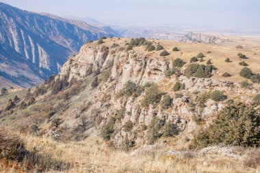 Kazakistan dağlarının gündüz, sonbahar mevsimi, seyahat konsepti manzarası   