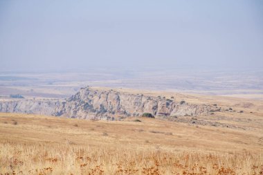 Arkasında dağlar olan güzel bir manzara.