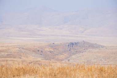 Arkasında dağlar olan güzel bir manzara.