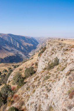 Kazakistan dağlarının gündüz, sonbahar mevsimi, seyahat konsepti manzarası   
