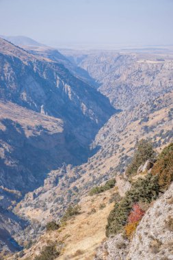 Kazakistan dağlarının gündüz, sonbahar mevsimi, seyahat konsepti manzarası   