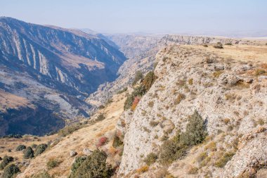 Kazakistan dağlarının gündüz, sonbahar mevsimi, seyahat konsepti manzarası   