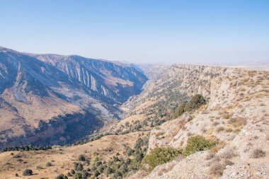 Kazakistan dağlarının gündüz, sonbahar mevsimi, seyahat konsepti manzarası   