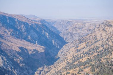 Kazakistan dağlarının gündüz, sonbahar mevsimi, seyahat konsepti manzarası   