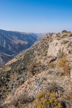 Kazakistan dağlarının gündüz, sonbahar mevsimi, seyahat konsepti manzarası   