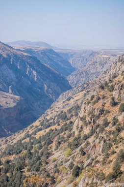 Kazakistan dağlarının gündüz, sonbahar mevsimi, seyahat konsepti manzarası   