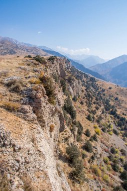 Kazakistan dağlarının gündüz, sonbahar mevsimi, seyahat konsepti manzarası   