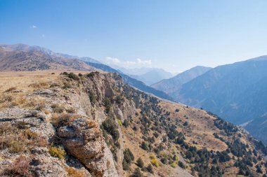 Kazakistan dağlarının gündüz, sonbahar mevsimi, seyahat konsepti manzarası   