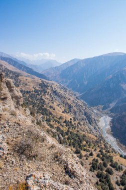 Kazakistan dağlarının gündüz, sonbahar mevsimi, seyahat konsepti manzarası   