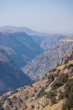 Kazakistan dağlarının gündüz, sonbahar mevsimi, seyahat konsepti manzarası   
