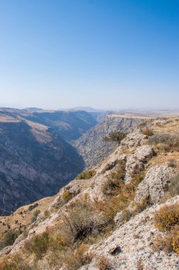 Kazakistan dağlarının gündüz, sonbahar mevsimi, seyahat konsepti manzarası   