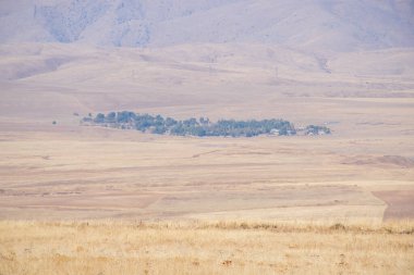 Arkasında dağlar olan güzel bir manzara.
