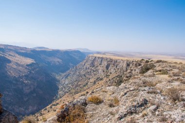 Kazakistan dağlarının gündüz, sonbahar mevsimi, seyahat konsepti manzarası   