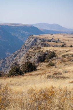 Kazakistan dağlarının gündüz, sonbahar mevsimi, seyahat konsepti manzarası   