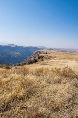 Kazakistan dağlarının gündüz, sonbahar mevsimi, seyahat konsepti manzarası   