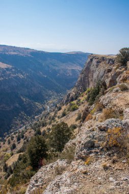 Kazakistan dağlarının gündüz, sonbahar mevsimi, seyahat konsepti manzarası   