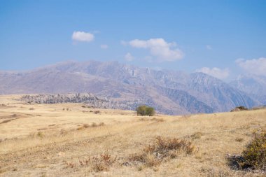 Arkasında dağlar olan güzel bir manzara.
