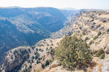 Kazakistan dağlarının gündüz, sonbahar mevsimi, seyahat konsepti manzarası   