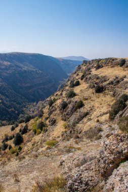 Kazakistan dağlarının gündüz, sonbahar mevsimi, seyahat konsepti manzarası   