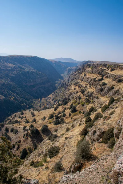 Kazakistan dağlarının gündüz, sonbahar mevsimi, seyahat konsepti manzarası   