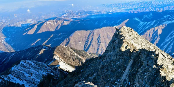 Καταπληκτική Θέα Στο Βουνό Tian Shan Κοντά Στην Πόλη Alamty — Φωτογραφία Αρχείου