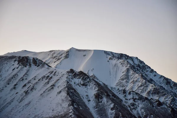카자흐스탄의 근처에 천산에서 놀라운 광경이 펼쳐졌습니다 중앙아시아에서 등산을 하기에 — 스톡 사진