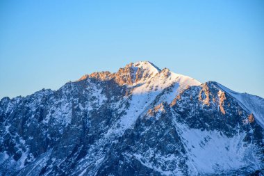 Kazakistan 'ın Alamty şehri yakınlarındaki Tian-Shan dağında güneşli harika bir sabah. Orta Asya 'da tırmanış, yürüyüş ve yürüyüş için en iyi yer..