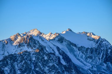 Kazakistan 'ın Alamty şehri yakınlarındaki Tian-Shan dağında güneşli harika bir sabah. Orta Asya 'da tırmanış, yürüyüş ve yürüyüş için en iyi yer..