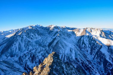Kazakistan 'ın Alamty şehri yakınlarındaki Tian-Shan dağında güneşli harika bir sabah. Orta Asya 'da tırmanış, yürüyüş ve yürüyüş için en iyi yer..
