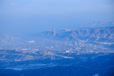 Kışın karla kaplı dağlarla kaplı güzel dağ manzarası 