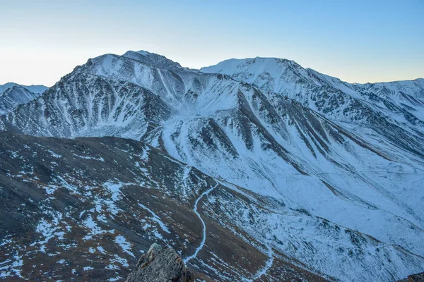 카자흐스탄의 근처에 천산에서 놀라운 광경이 펼쳐졌습니다 중앙아시아에서 등산을 하기에 — 스톡 사진