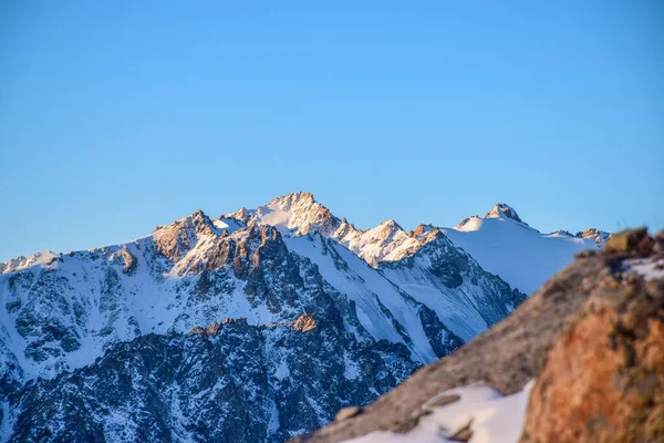 Καταπληκτικό Ηλιόλουστο Πρωινό Στο Βουνό Tian Shan Κοντά Στην Πόλη — Φωτογραφία Αρχείου