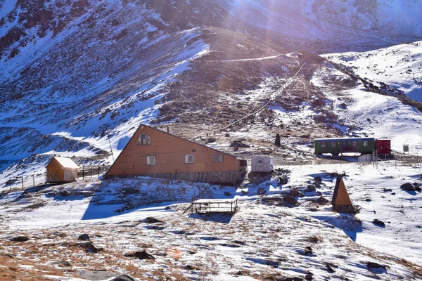 Karlı ve dağlı güzel dağ manzarası