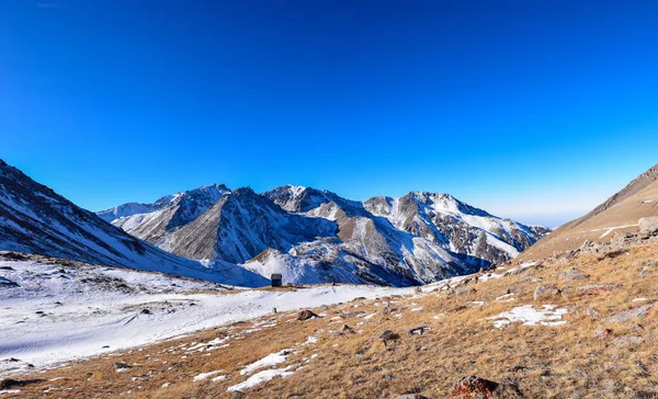 Красивый Горный Ландшафт Заснеженными Горами Зимой — стоковое фото