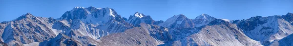 Καταπληκτική Ηλιόλουστη Μέρα Στο Βουνό Tian Shan Κοντά Στην Πόλη — Φωτογραφία Αρχείου