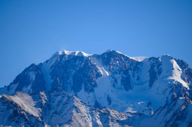Kazakistan 'ın Alamty kenti yakınlarındaki Tian-Shan dağında harika güneşli bir gün. Orta Asya 'da tırmanış, yürüyüş ve yürüyüş için en iyi yer..