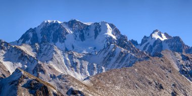 Kazakistan 'ın Alamty kenti yakınlarındaki Tian-Shan dağında harika güneşli bir gün. Orta Asya 'da tırmanış, yürüyüş ve yürüyüş için en iyi yer..