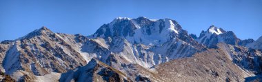 Kazakistan 'ın Alamty kenti yakınlarındaki Tian-Shan dağında harika güneşli bir gün. Orta Asya 'da tırmanış, yürüyüş ve yürüyüş için en iyi yer..