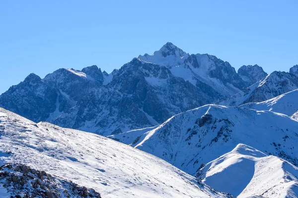 カザフスタンのアラルティ市の近くの天山の山で素晴らしい良い晴れた日 中央アジアでの登山 ハイキング トレッキングに最適な場所 — ストック写真