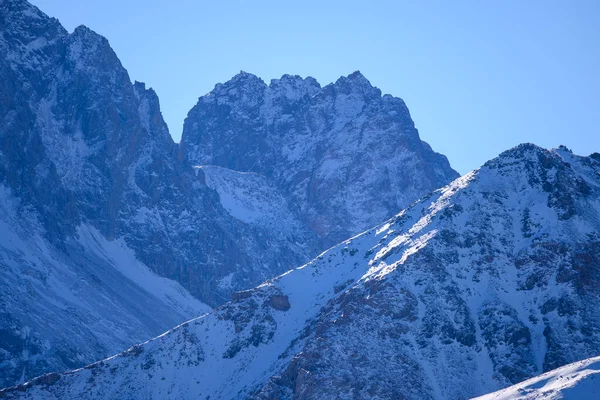 カザフスタンのアラルティ市の近くの天山の山で素晴らしい良い晴れた日 中央アジアでの登山 ハイキング トレッキングに最適な場所 — ストック写真