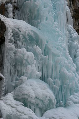 Kazakistan 'ın Alamty şehri yakınlarındaki Tian-Shan dağında donmuş Butakovsky şelalesi. Orta Asya 'da tırmanış, yürüyüş ve yürüyüş için en iyi yer..