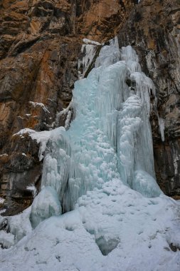 Kazakistan 'ın Alamty şehri yakınlarındaki Tian-Shan dağında donmuş Butakovsky şelalesi. Orta Asya 'da tırmanış, yürüyüş ve yürüyüş için en iyi yer..