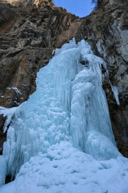 Kazakistan 'ın Alamty şehri yakınlarındaki Tian-Shan dağında donmuş Butakovsky şelalesi. Orta Asya 'da tırmanış, yürüyüş ve yürüyüş için en iyi yer..