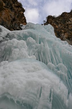 Kazakistan 'ın Alamty şehri yakınlarındaki Tian-Shan dağında donmuş Butakovsky şelalesi. Orta Asya 'da tırmanış, yürüyüş ve yürüyüş için en iyi yer..