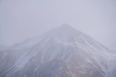 Kazakistan 'ın Alamty şehri yakınlarındaki Tian-Shan dağındaki Prohodnoe vadisinden hava manzarası. Orta Asya 'da tırmanış, yürüyüş ve yürüyüş için en iyi yer..