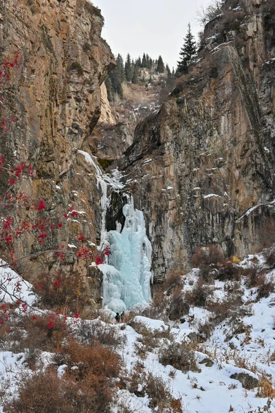 カザフスタンのアラルティ市の近くの天山の山の冷凍ブタコフスキー滝 中央アジアでの登山 ハイキング トレッキングに最適な場所 — ストック写真