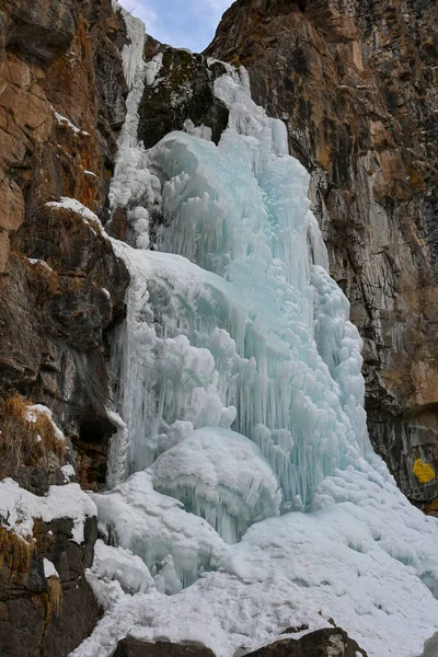 Fryst Butakovsky Vattenfall Tian Shan Berg Nära Alamty Stad Kazakstan — Stockfoto